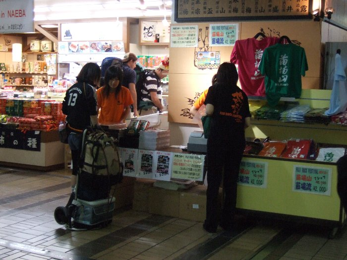 越後湯沢駅ではほとんど並ばずに買えるので、フジロックフェスティバル会場内で買うよりも時間の無駄が少なくてすみます。 