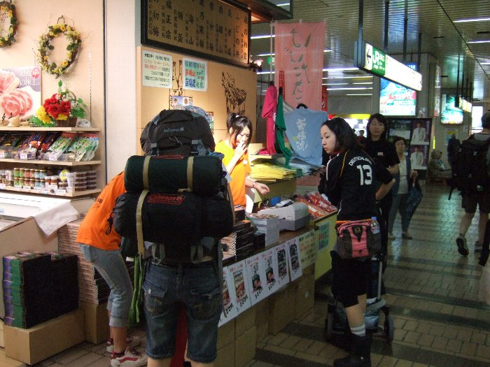 越後湯沢駅ではフジ・ロック・クッキー、せんべい、公式ガイドを売っています。 