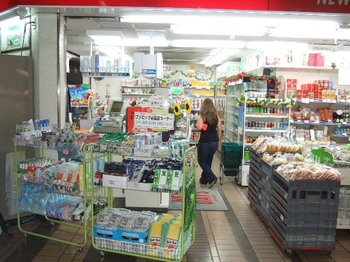 フジロックフェスティバルの客用に設置されたワゴン。観光地価格なので高い。 