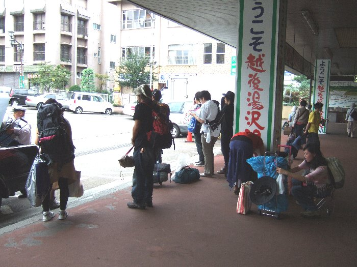 タクシーで向かう人たち。