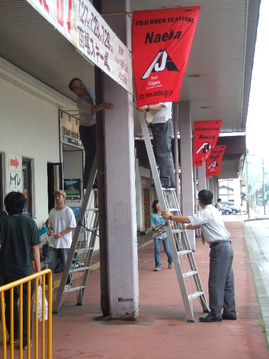 フジ・ロックのバナーを前夜祭当日に装着する人。