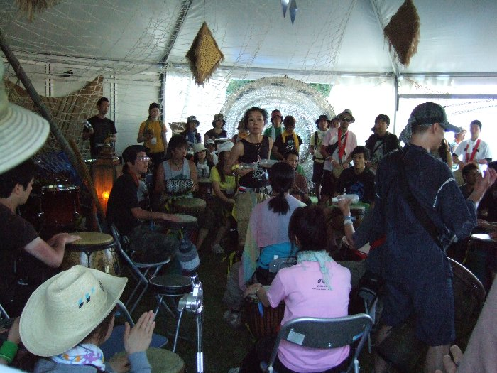 みんなで演奏中。打楽器のみで、メロディー楽器はありません。演奏は即興です。 