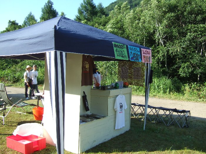 Tシャツとマットを販売する店。