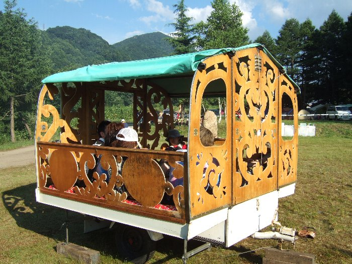 屋根付きの休憩所。けん引される車のようですが、今も使われているのかどうか分かりません。