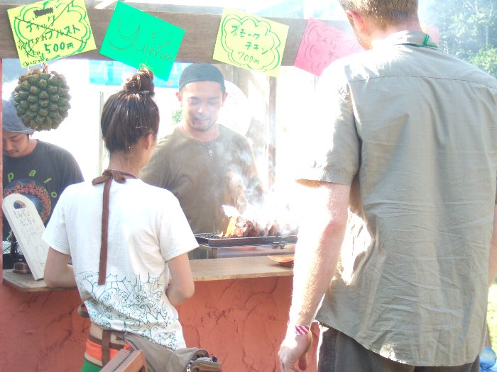 肉をジュージュー焼いている店。