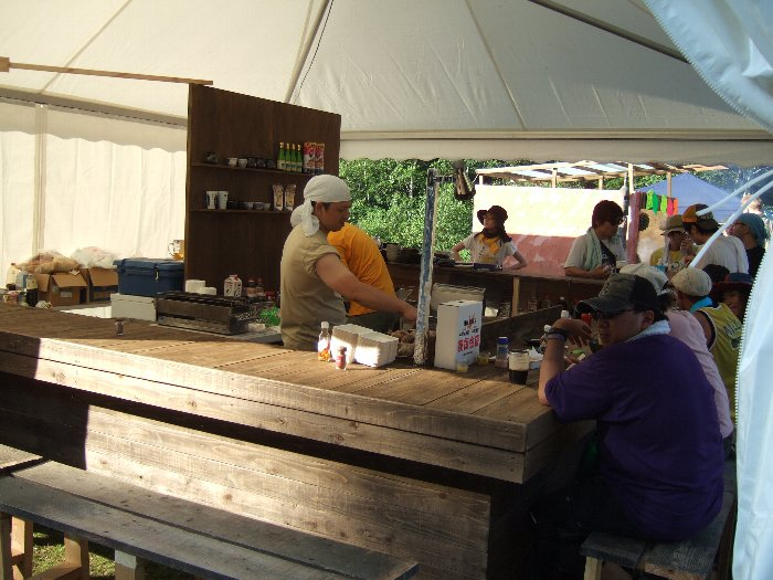 カウンター、いすつきの飲食店は、会場内にはあまりありません。