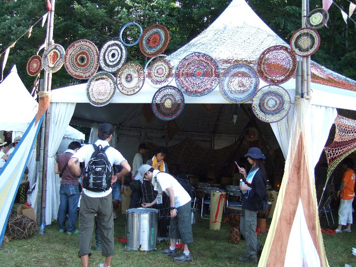 ストーンド・サークルにあるテント。打楽器がたくさんあります。