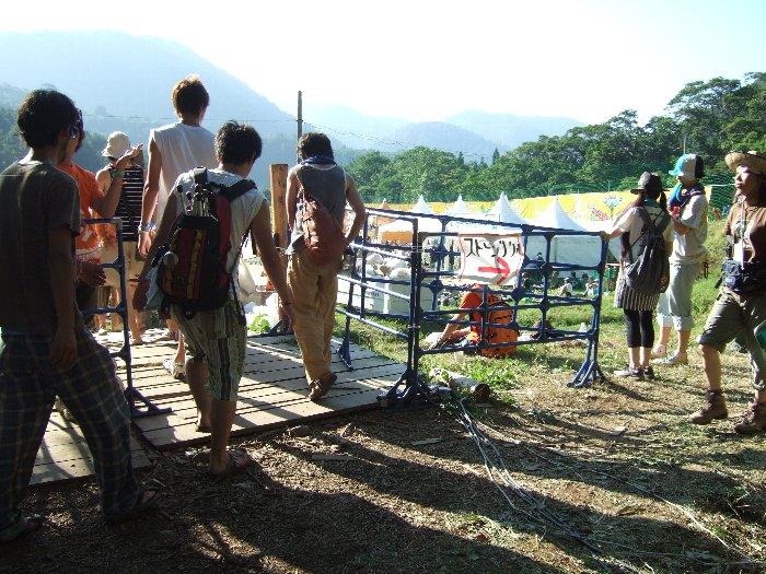 オレンジ・コートに入る手前に、ストーンド・サークルに行く道があります。一度オレンジ・コートに入ると、ストーンド・サークルに行く通路はありません。 