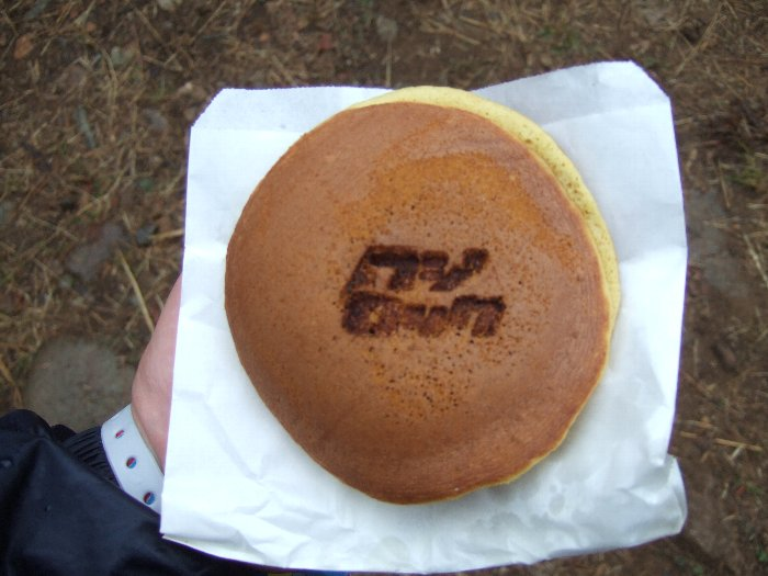 フジ・ロックの焼き印が入ったどら焼き。