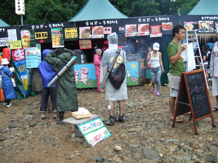 キッチン・ソルナ・カフェの隣が君はどっちBOWL。