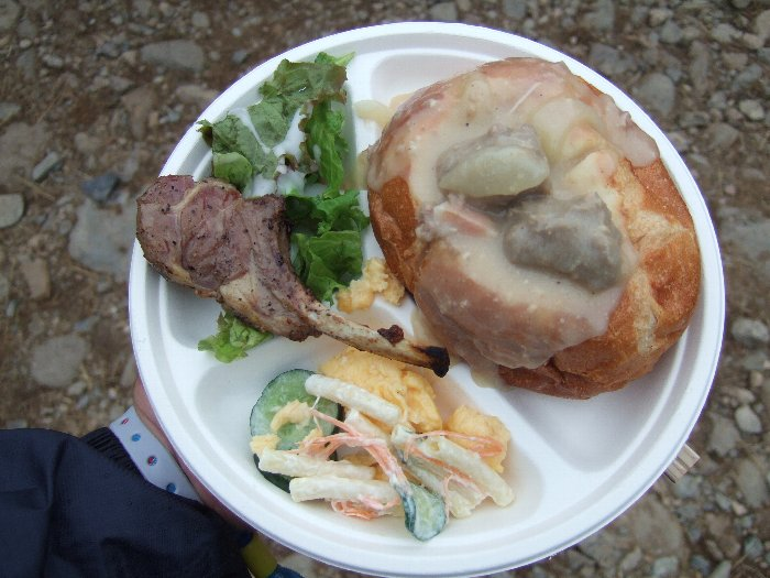 ところ天国、キッチン・ソルナ。割れ目天国、600円。パンの中はチキンクリーム。牛スジカレー、ハッシュドポークもあります。