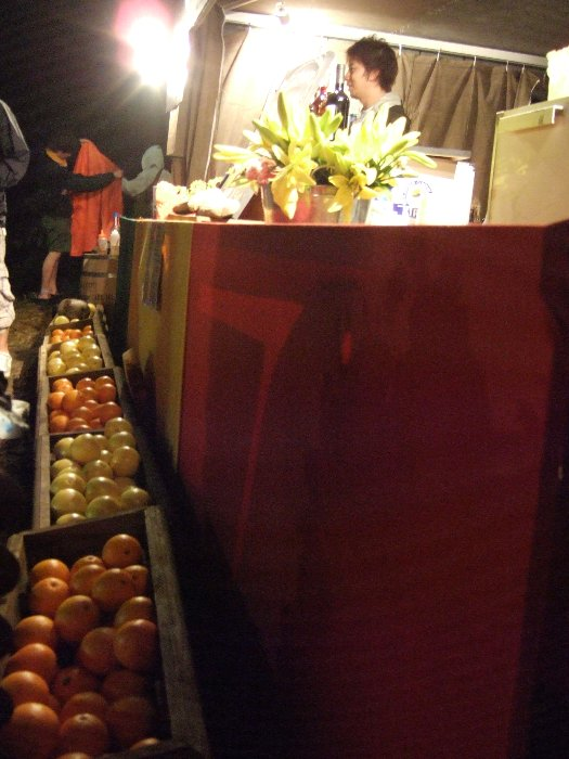 オレンジとグレープフルーツを店の前に並べているだけで華やかです。