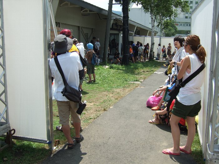 男女別に並んでいる列。