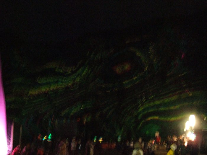 ところ天国を囲んでいる木々を背景にした光のアート。このほかにも何種類もあります。