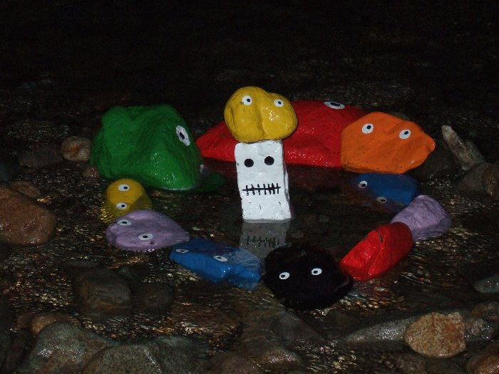 浅貝川の中にあるオブジェ。