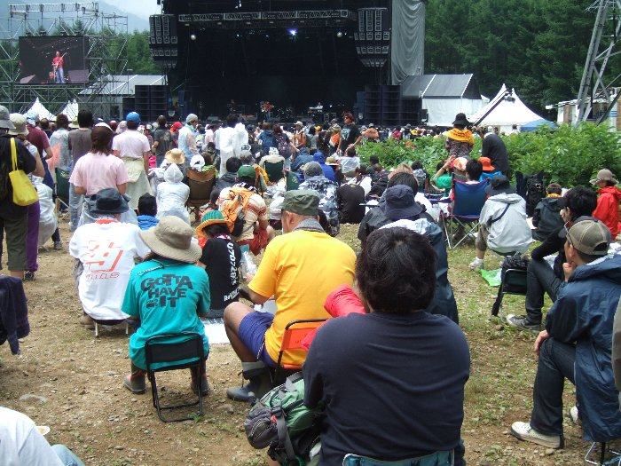 浅貝川寄り（ところ天国寄り）はいすに座って見る人が比較的多い。