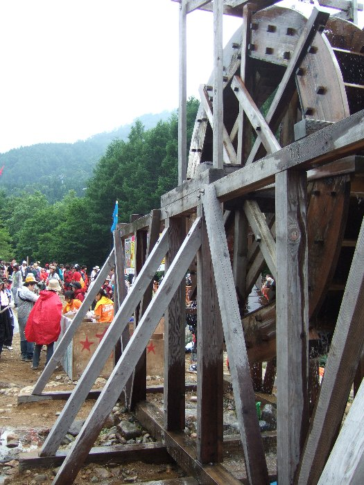 05年から設置されている水車。05年は水車全体が明るい木の色でしたが、3年目の今年は年季が入った色になっています。 