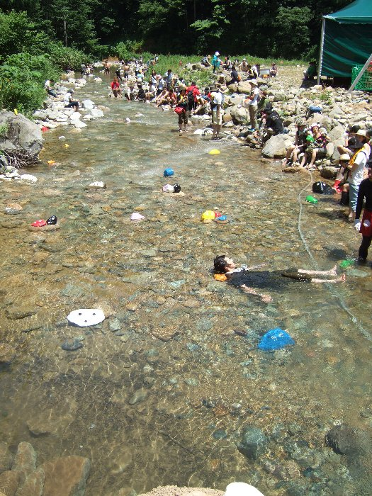 全身で水浴する人。