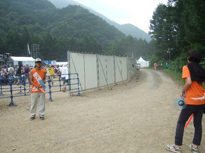 レッドマーキーの横、グリーン・ステージの裏を通ってホワイト・ステージに続く道。手前の方に進んでいくと仮設トイレを通過してフィールド・オブ・ヘブンに行きます。