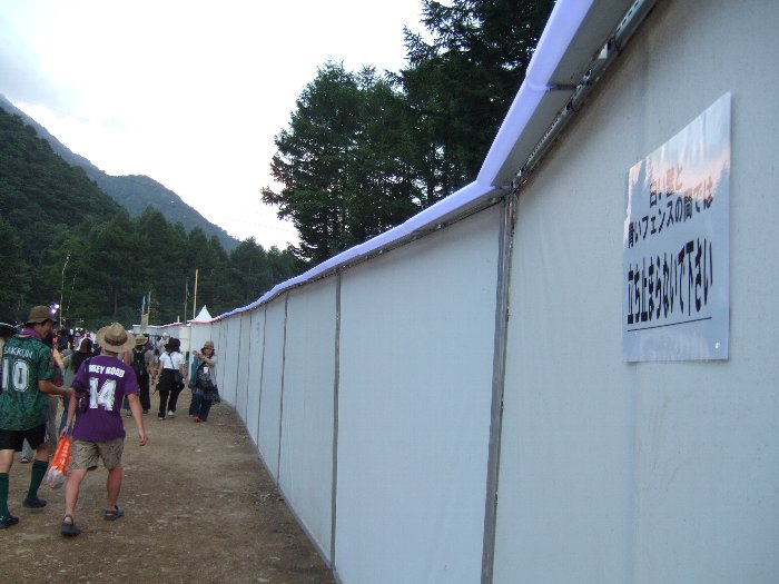 ホワイト・ステージ後方にあるフェンス。フェンスの上の蛍光灯（か？）は色つきで光るので、夜になるとカラフルになります。単に白色蛍光灯をつなぐよりはよほどエンターテイメント性があります。 