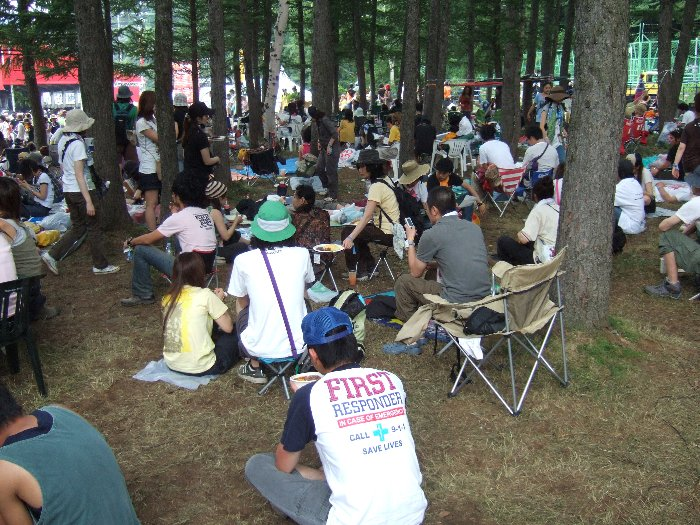 ワールドレストランとレッドマーキーの間の林。