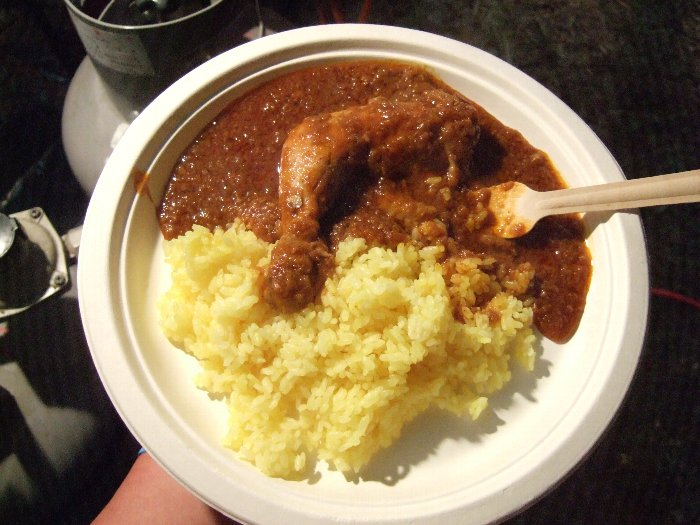 クイーンシーバのジャンボチキンの赤カリー。700円。