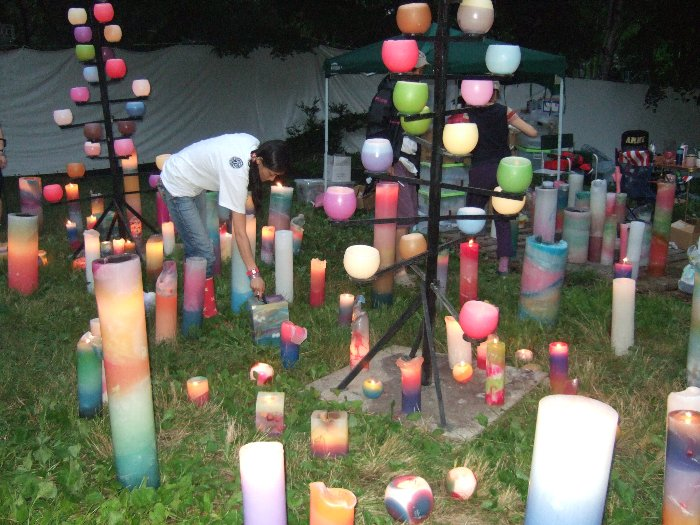 ワールドレストラン入り口にあるろうそくに火をつける人。午後7時ごろ。