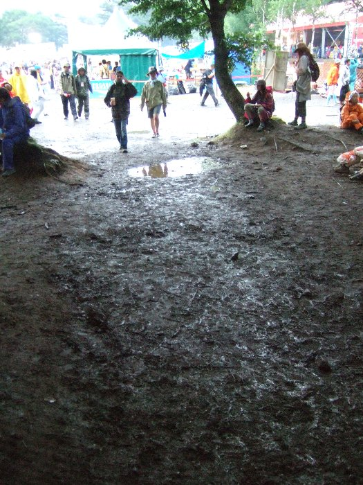 雨が降ると地盤は緩み、滑りやすくなります。飲食物を持ったまま転ぶと悲惨です。 