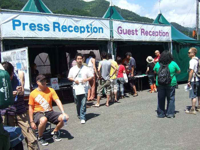 関係者受付は外国人の割合が大きい。