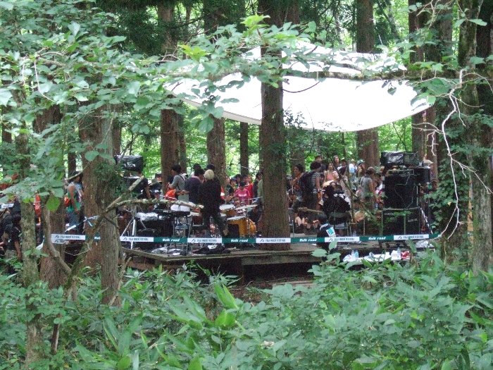 通路から見た木道亭。 