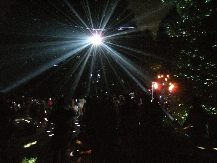 通路の曲がり角にあるミラーボール。その1。 