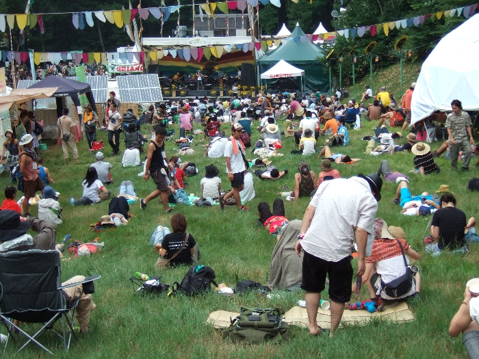 もともとこのくらいの観客を想定したステージではないだろうか。 