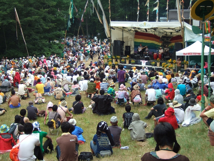 ホワイトステージやフィールド・オブ・ヘブンは座って見るようなステージではないので、休憩所のような役割もあります。 