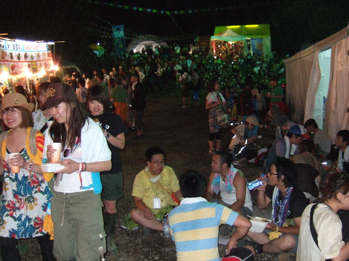 夜の飲食店通り。 