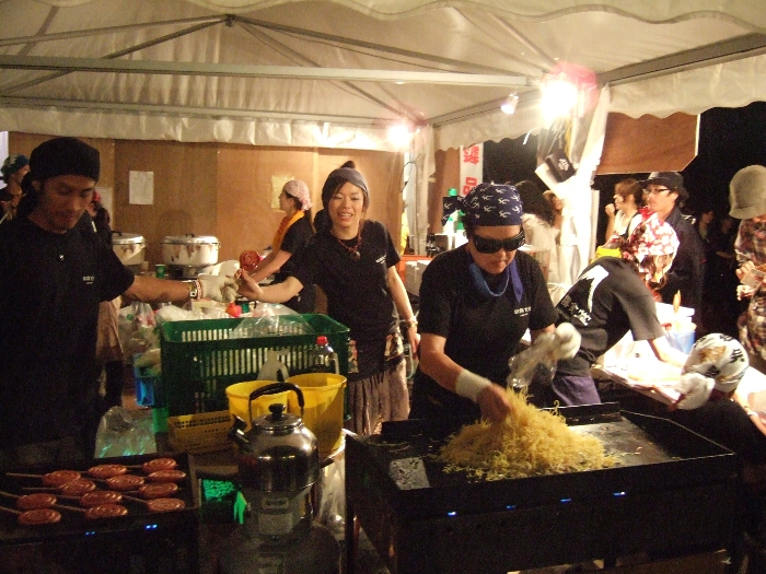 夜の朝霧食堂。午後8時15分ごろ。上の写真を見ると、焼きそばを焼いている人は昼も夜も同じですね。