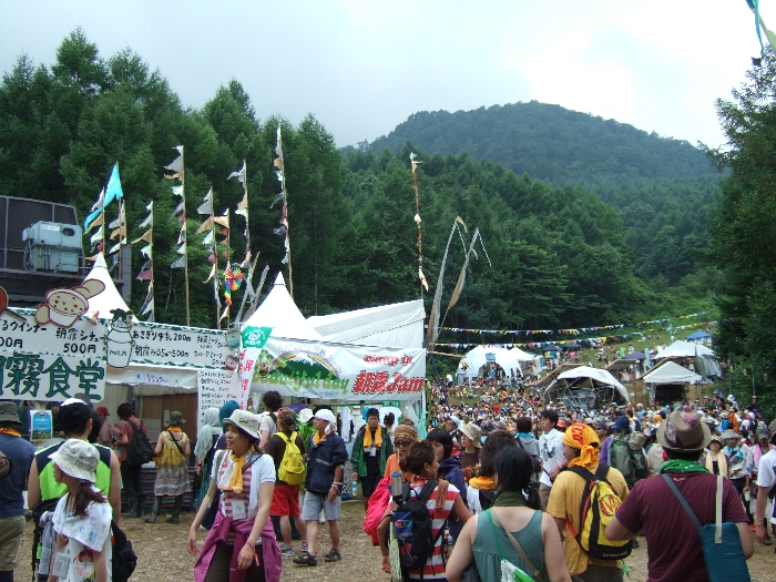 毎年アバロンフィールドの一等地を占める朝霧食堂。 