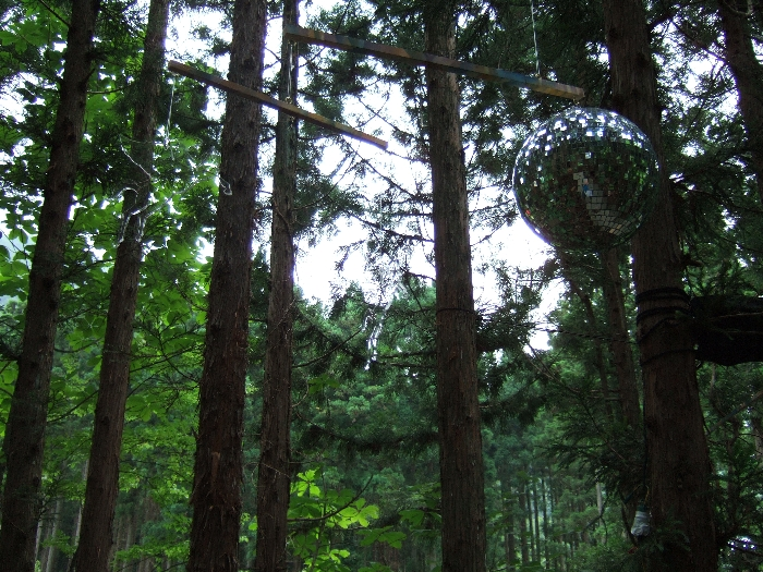 空中につるされるミラーボールと何か。 