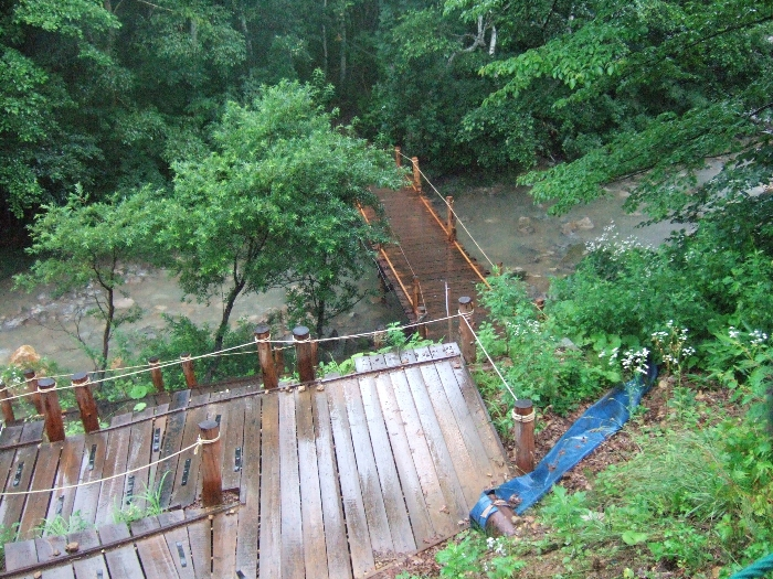 雨が激しくなると増水で通行禁止になります。ホワイトステージ側の入り口で規制されます。 