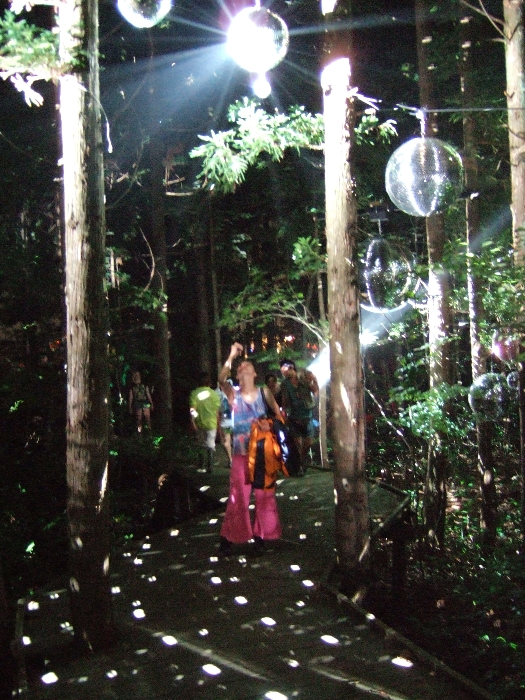 ミラーボールを撮影する人。 