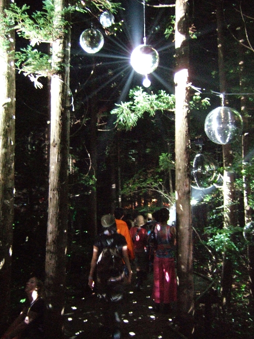 ミラーボールの下を通過する人その2。 