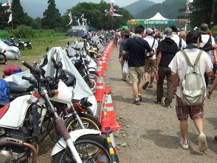 バイクの列の横を通って入場していきます。 