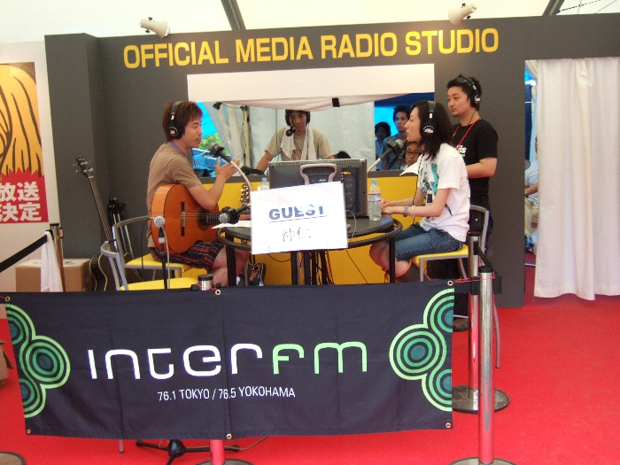 インターFMの出張スタジオ。沖仁が出演。 