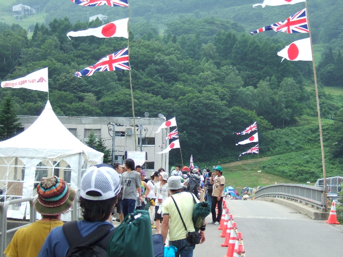 左の白いテントでリストバンドをチェックします。 