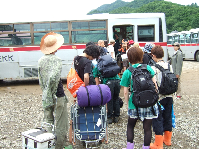4日目の午前中のみ運行している越後湯沢駅行きシャトルバス。 