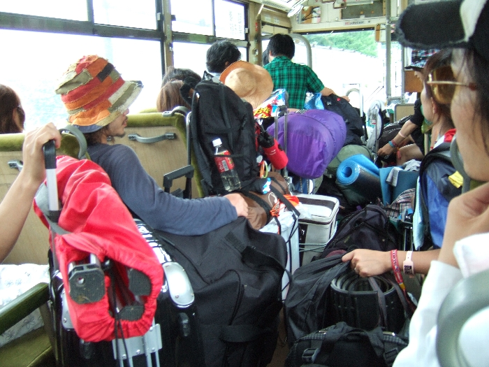 大量の荷物。疲れている人が多いので座れると楽です。 