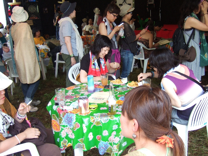 テント内。テーブル、いすがあります。 