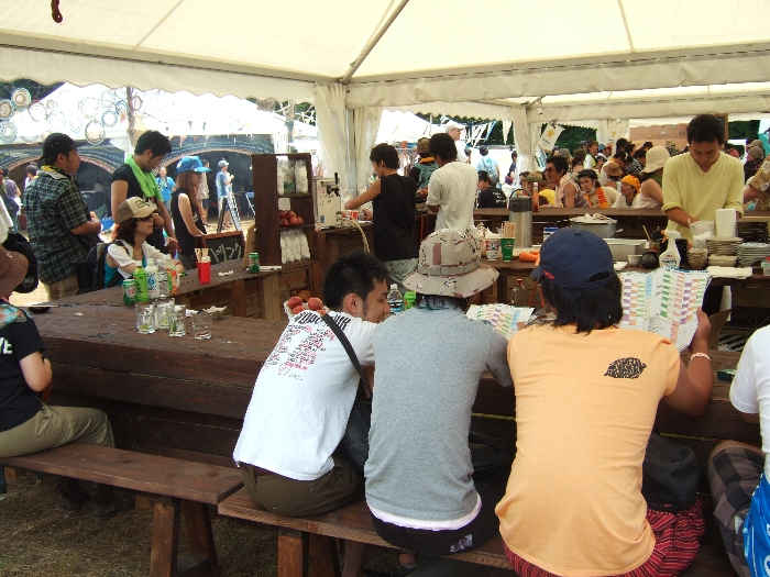 いすとカウンターがあるのは楽です。 