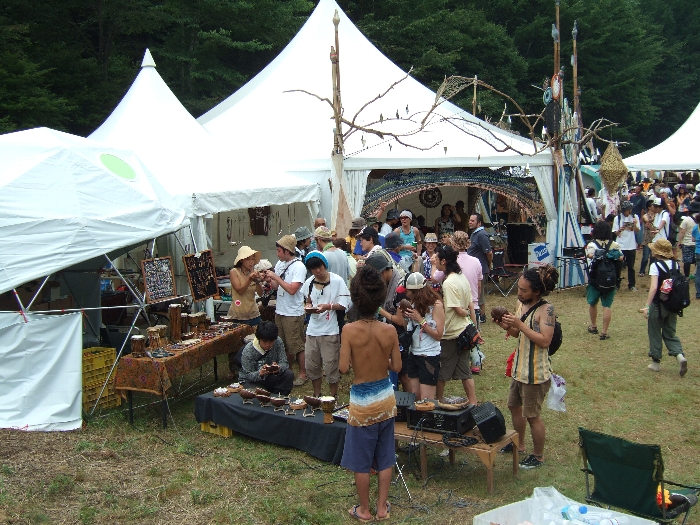 ヒスパニック系のスペースなのでパーカションの楽器がたくさん売られています。 