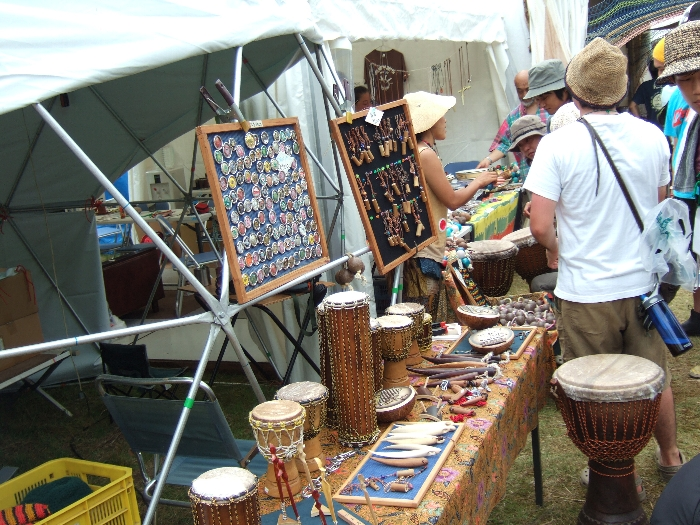 大小の打楽器。 