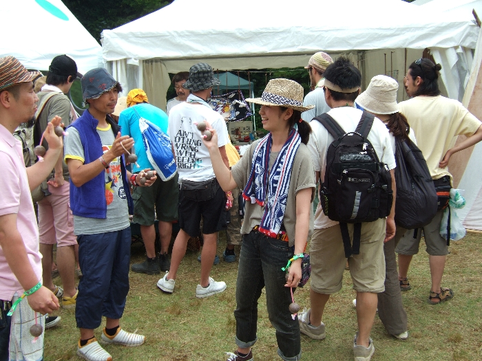 片手で鳴らせる単純な打楽器。